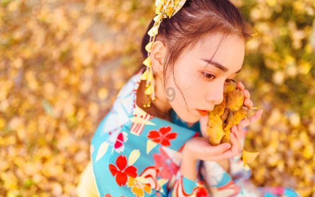 暖心小伙为街头执勤女警送上热奶茶,女警反应也很暖心!